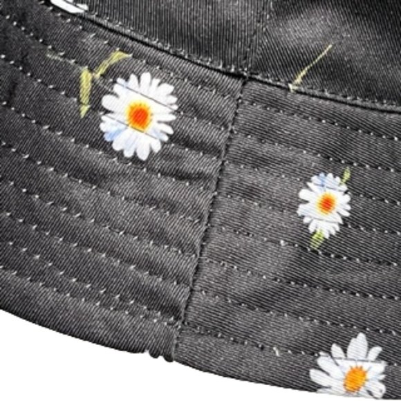 ALICE + OLIVIA Reversible Bucket Hat: Black with Daisy Print And Solid White NWT - Picture 8 of 11